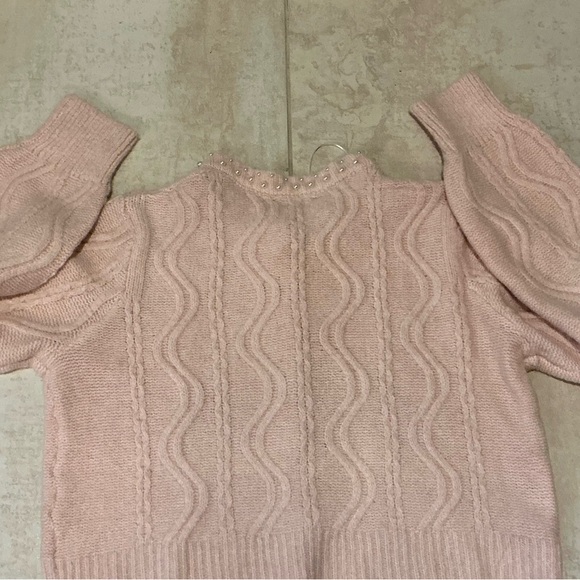 Samsung Device with White and Silver Accents - Picture 4 of 10